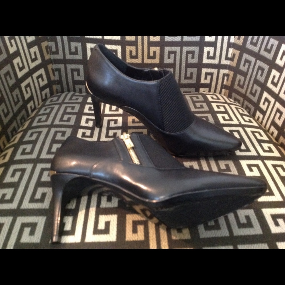 Calvin Klein 3 inch heel w/gold zipper & hardware - Picture 4 of 6